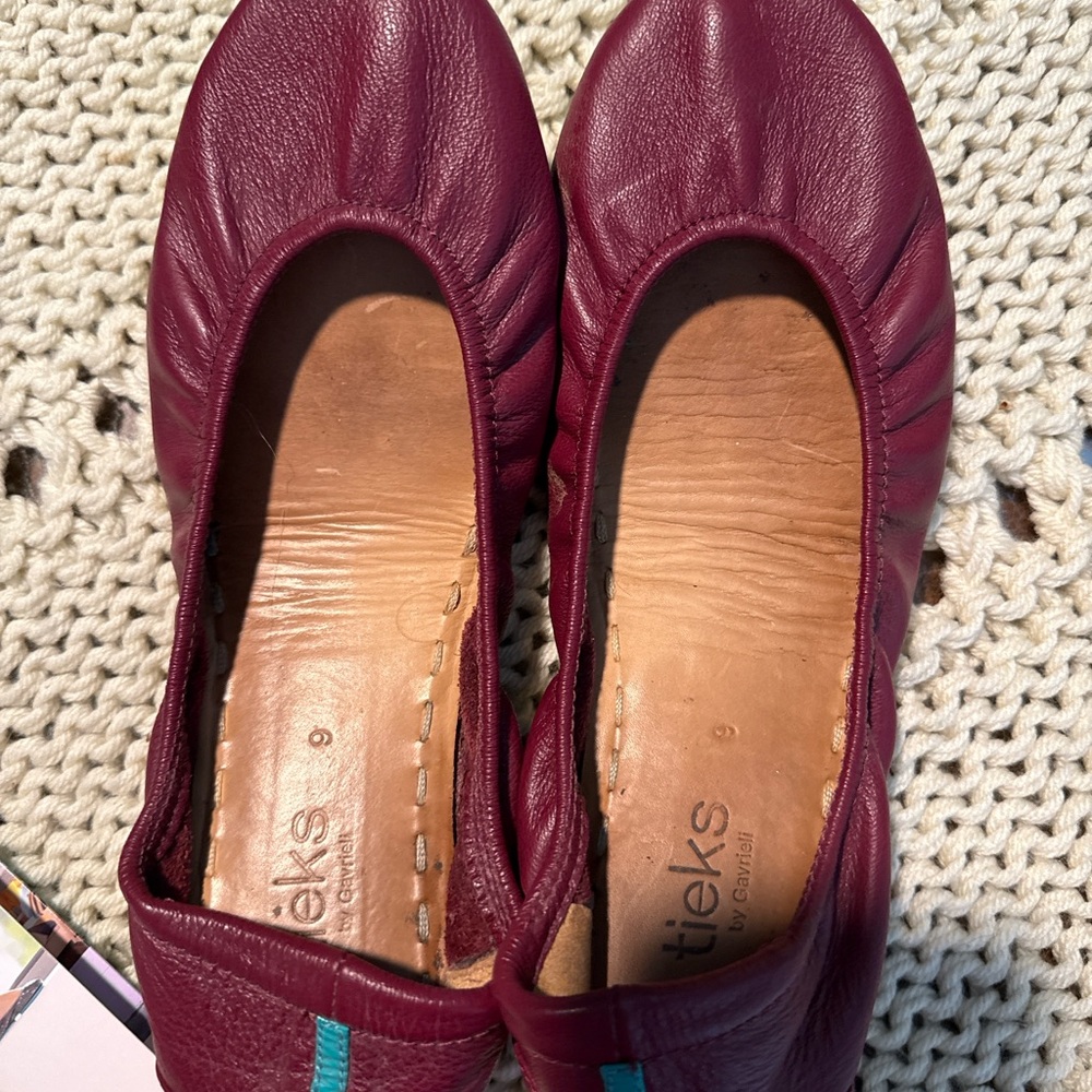 Tieks Women’s Flats in Burgundy Italian Leather - Picture 2 of 4